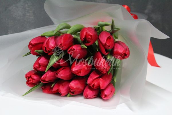 Букет из 19 красных тюльпанов — изображение 2