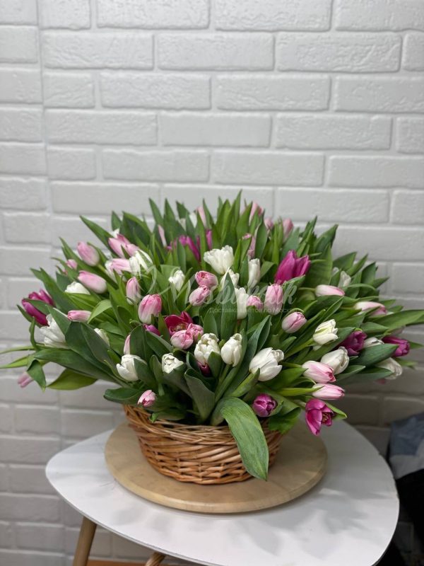 151 микс тюльпанов в корзине — изображение 5