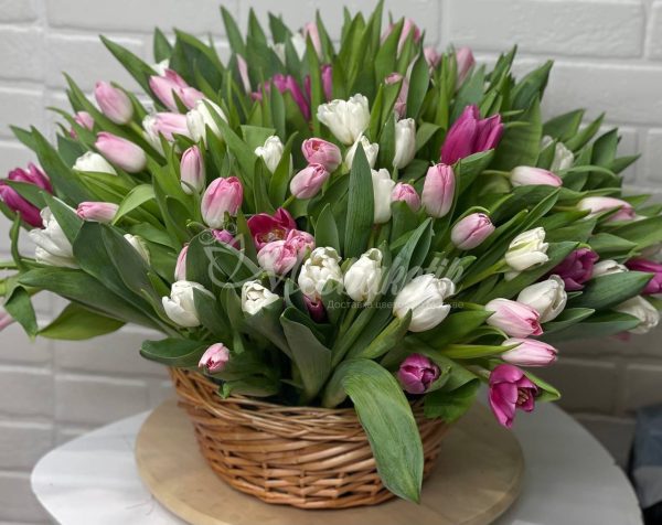 151 микс тюльпанов в корзине — изображение 3