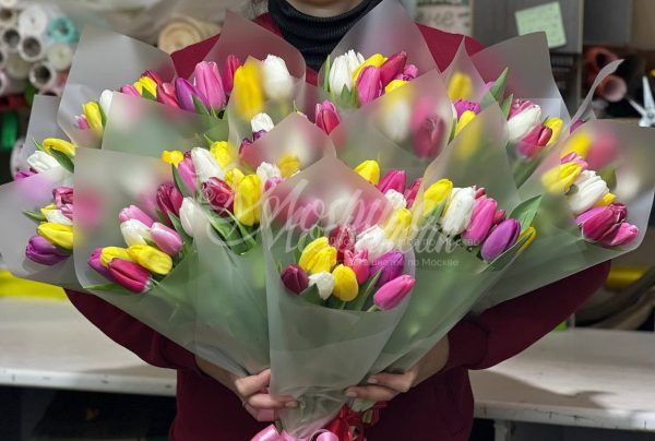 Букет из 11 микс тюльпанов на корпоратив