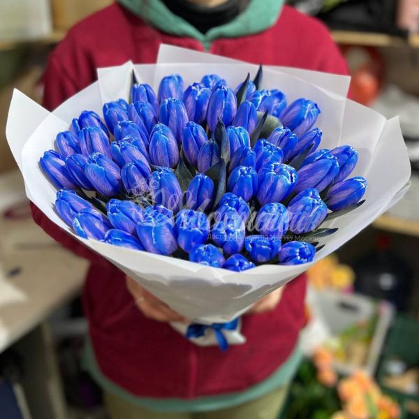 Букет из 45 синих тюльпанов
