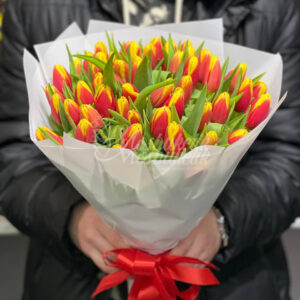 Букет из 49 тюльпанов огонь