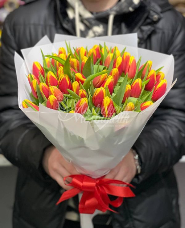 Букет из 49 тюльпанов огонь