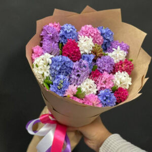 Букет из 25 микс гиацинтов в крафте
