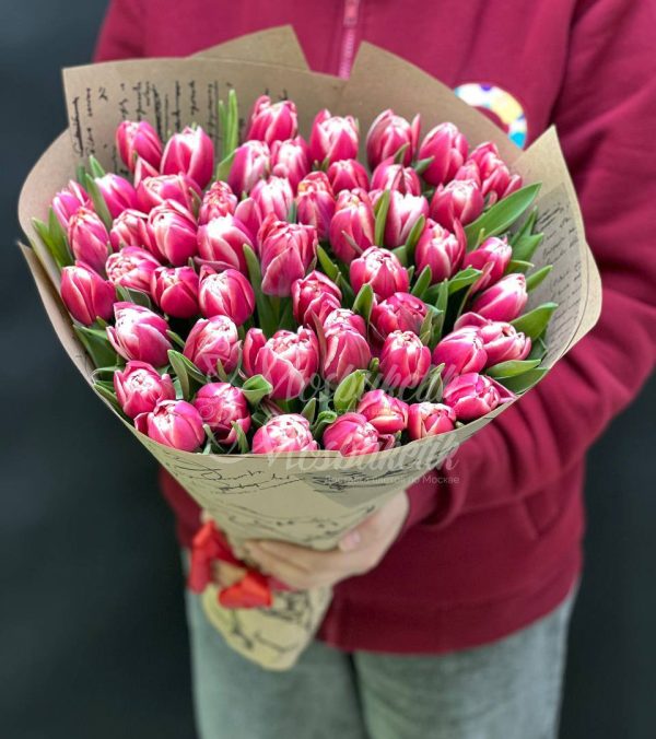 Букет из 51 пионовидных тюльпанов в крафте — изображение 2