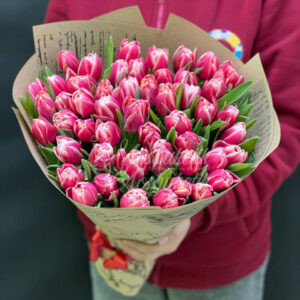 Букет из 51 пионовидных тюльпанов в крафте