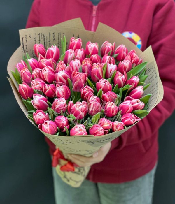 Букет из 51 пионовидных тюльпанов в крафте