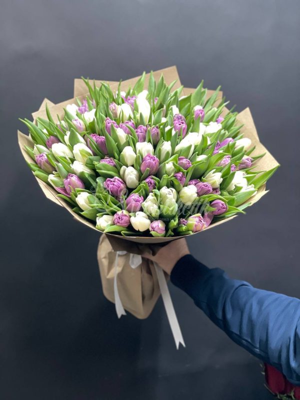 Букет из 101 белых и фиолетовых тюльпанов — изображение 5