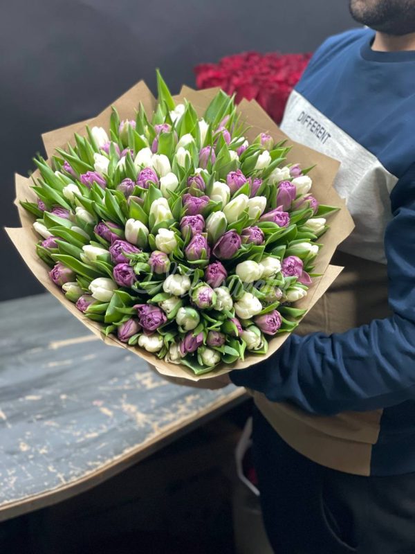 Букет из 101 белых и фиолетовых тюльпанов — изображение 4