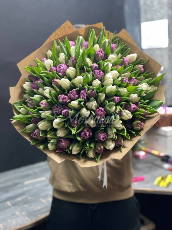 Букет из 101 белых и фиолетовых тюльпанов — изображение 3