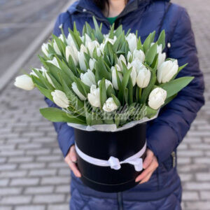 49 белых тюльпанов в коробке