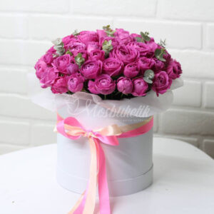 Букет из 19 кустовых пионовидных роз с эвкалиптом