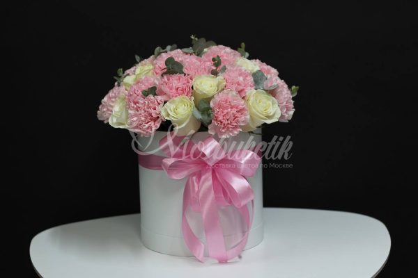 Букет Нежная композиция из диантусов и эквадорских роз