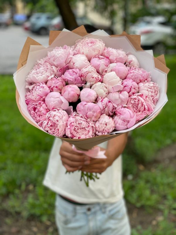 Букет из 31 розовых пионов Сара Бернард