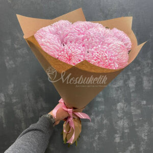букет из 11 розовых хризантем в крафте