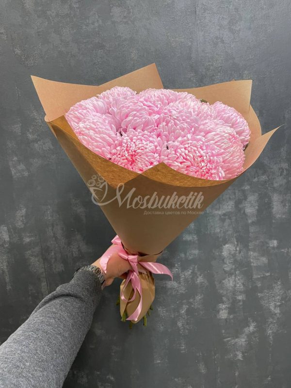 букет из 11 розовых хризантем в крафте