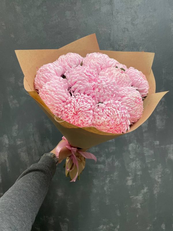 букет из 11 розовых хризантем в крафте