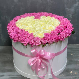 Букет 101 роза в виде сердца в белой коробке