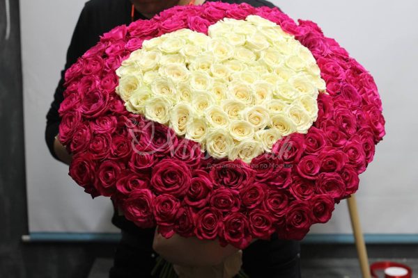 Букет из 101 эквадорских роз в виде сердца в крафте