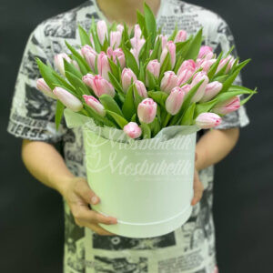 45 розовых тюльпанов в коробке