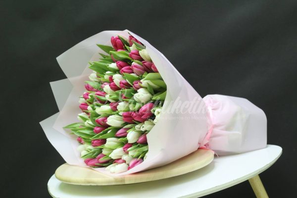 Букет из 101 белых и розовых тюльпанов — изображение 9