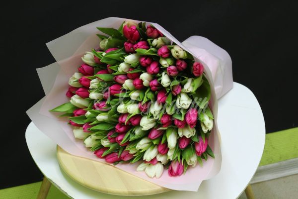 Букет из 101 белых и розовых тюльпанов — изображение 7