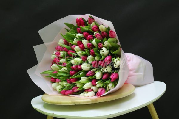 Букет из 101 белых и розовых тюльпанов — изображение 5