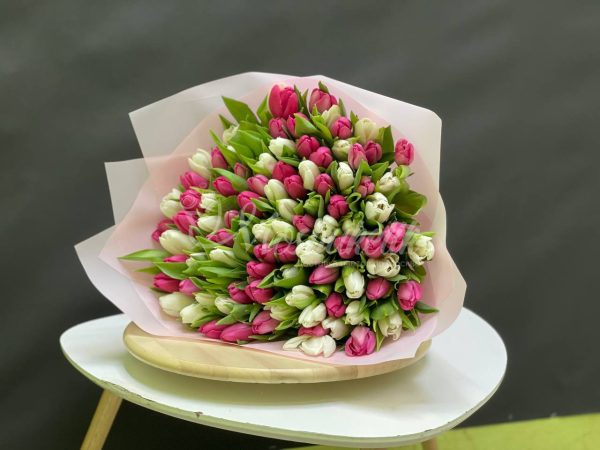 Букет из 101 белых и розовых тюльпанов — изображение 4