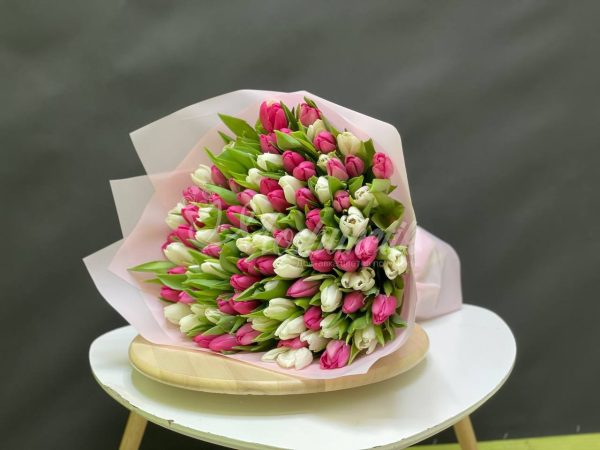 Букет из 101 белых и розовых тюльпанов — изображение 3
