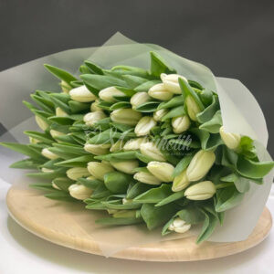 Букет из 51 белых тюльпанов в матовой плёнке