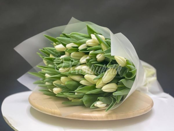 Букет из 51 белых тюльпанов в матовой плёнке — изображение 5