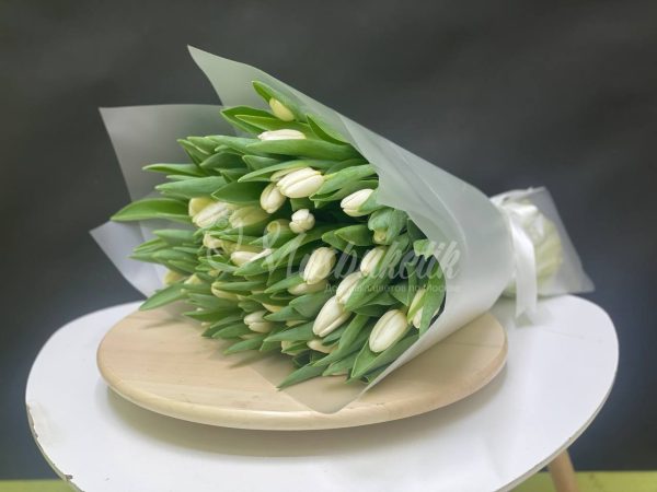 Букет из 51 белых тюльпанов в матовой плёнке — изображение 4