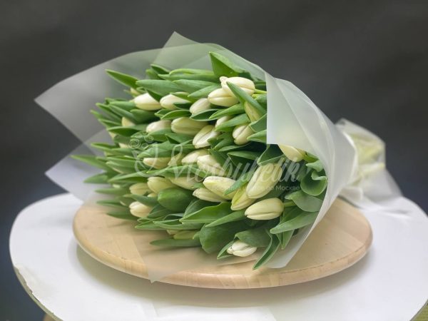 Букет из 51 белых тюльпанов в матовой плёнке — изображение 3