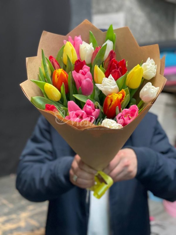 Букет из 21 ярких тюльпанов — изображение 2