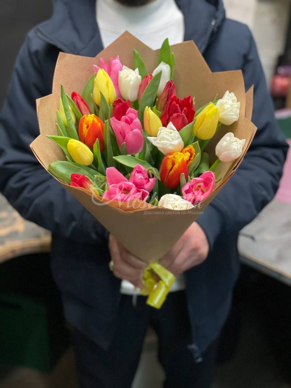 Букет из 21 ярких тюльпанов — изображение 6
