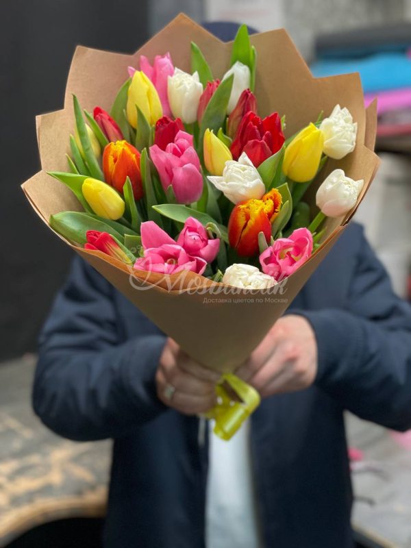 Букет из 21 ярких тюльпанов — изображение 5
