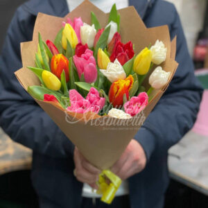 Букет из 21 ярких тюльпанов