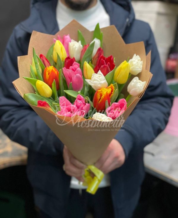 Букет из 21 ярких тюльпанов