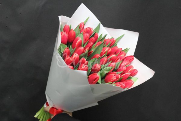 Букет из 51 тёмно-розовых тюльпанов — изображение 10