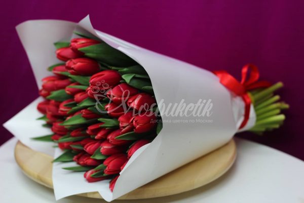 Букет из 51 тёмно-розовых тюльпанов — изображение 8