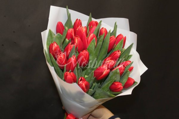 Букет из 51 тёмно-розовых тюльпанов — изображение 7