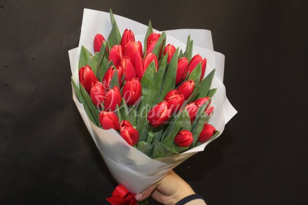 Букет из 51 тёмно-розовых тюльпанов — изображение 6