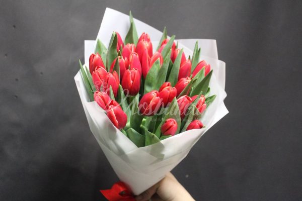 Букет из 51 тёмно-розовых тюльпанов — изображение 3