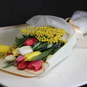 Букет на корпоратив из тюльпанов и мимозы