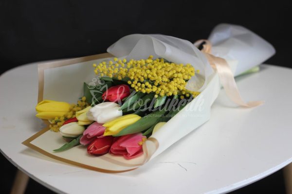 Букет из 11 микс тюльпанов и мимозы