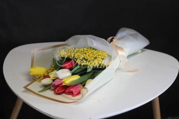 Букет из 11 микс тюльпанов и мимозы — изображение 3