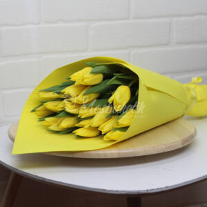 Букет из 19 жёлтых тюльпанов