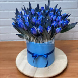 51 синих тюльпанов в коробке