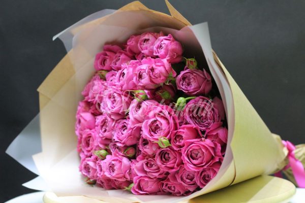 Букет из 19 пионовидных кустовых роз