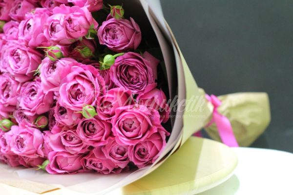 Букет из 19 пионовидных кустовых роз